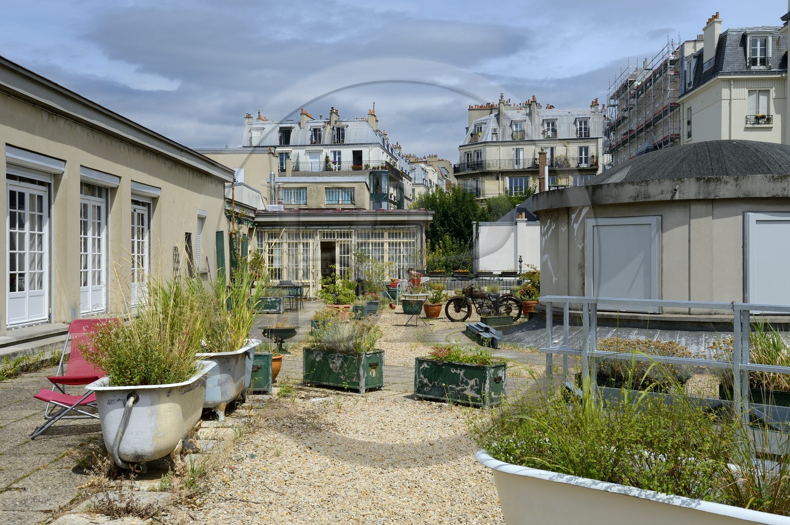 Paris (75), Cité Véron au 94 Bd de Clichy, appartement de Jacques Prévert à gauche et de Boris Vian au fond sur le toit terrasse du Moulin Rouge