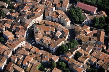 France, Aude (11), le village viticole de Tuchan au coeur des Corbières (vue aérienne)