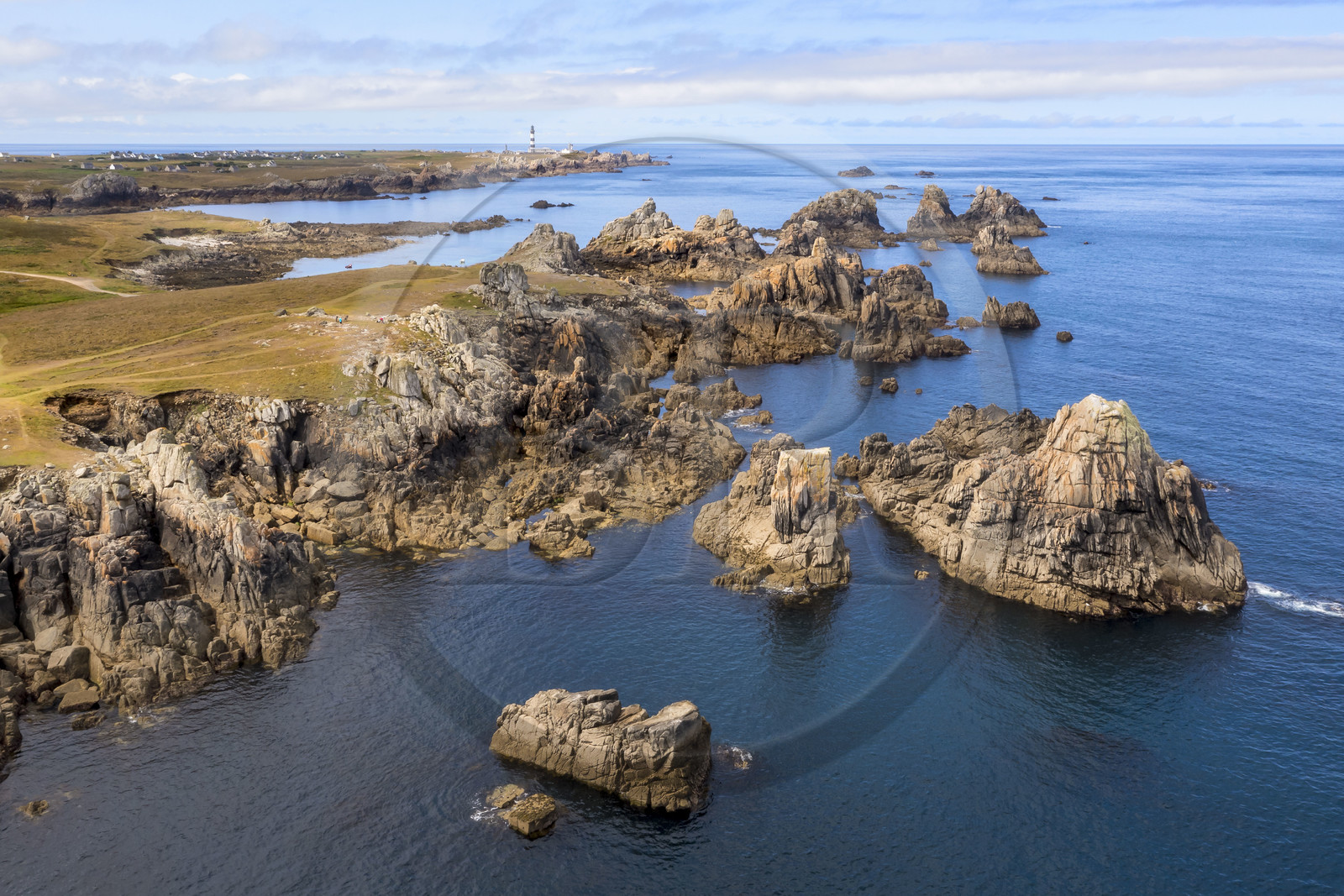 France, Finistère (29), Mer d'Iroise, Ile d'Ouessant, la cote dechiquetée et les rochers de la cote Nord, le phare du Créac'h en arrière plan (vue aérienne)
