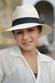 Panama, Panama City, district historique classé Patrimoine Mondial de l'UNESCO, quartier de Casco Antiguo (Viejo), femme portant un chapeau Panama