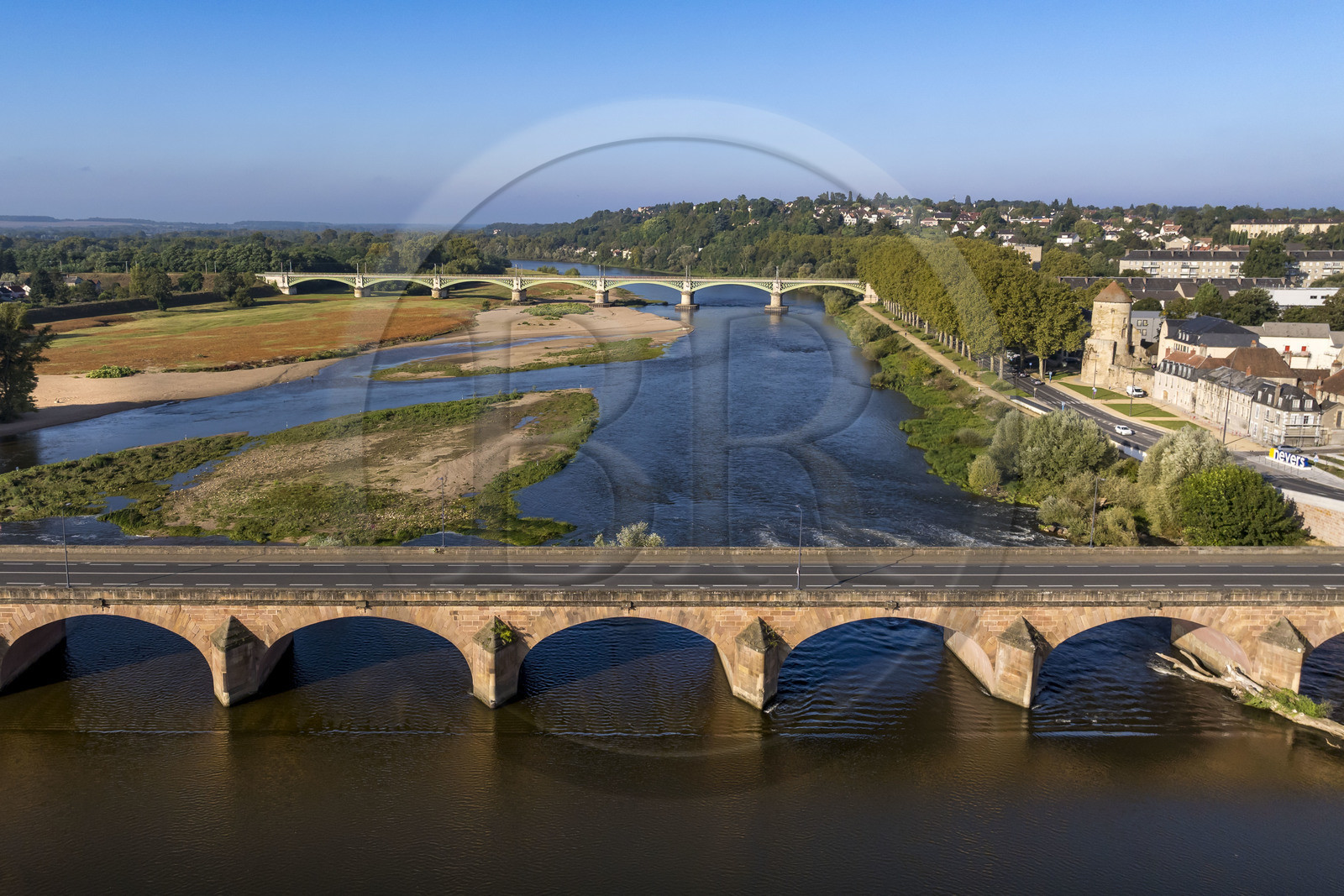France, Nièvre (58), Nevers, les iles sur la Loire en aval du Pont de la Loire, le Pont Du Chemin De Fer et la Tour Goguin des remparts en arrière plan (vue aérienne)