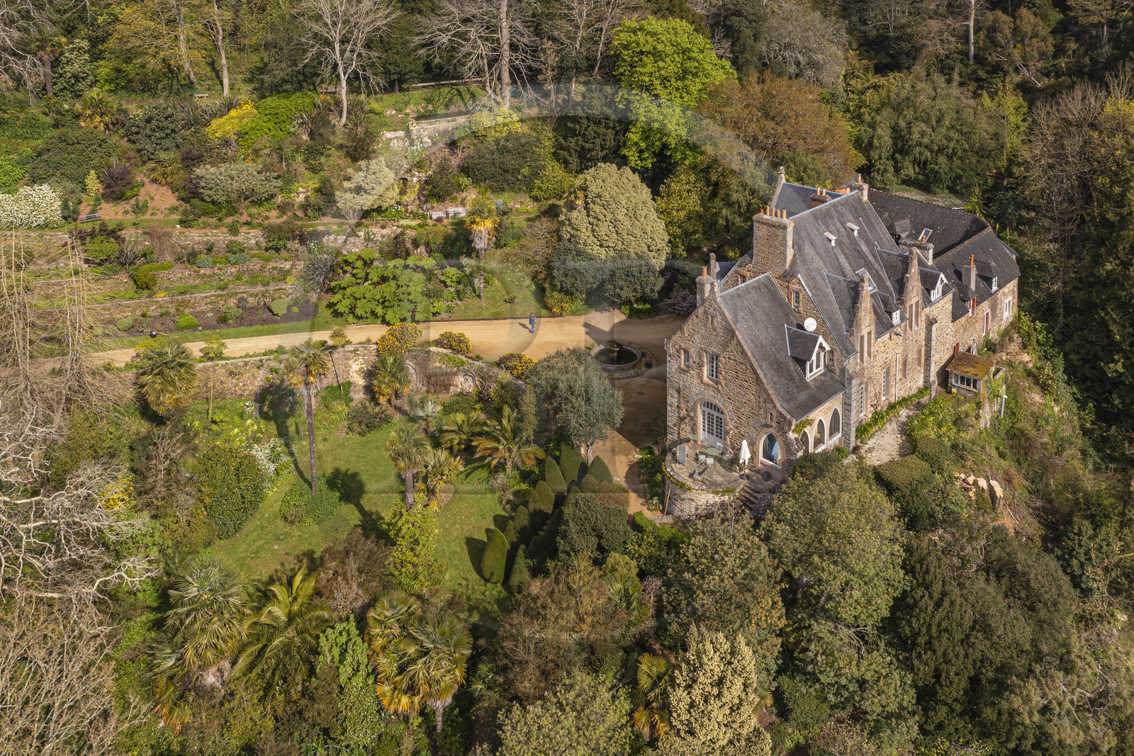 France, Côtes-d'Armor (22), Plouguiel, le Jardin botanique du Kestellic, classé jardin remarquable et son petit manoir typiquement néo breton (vue aérienne)