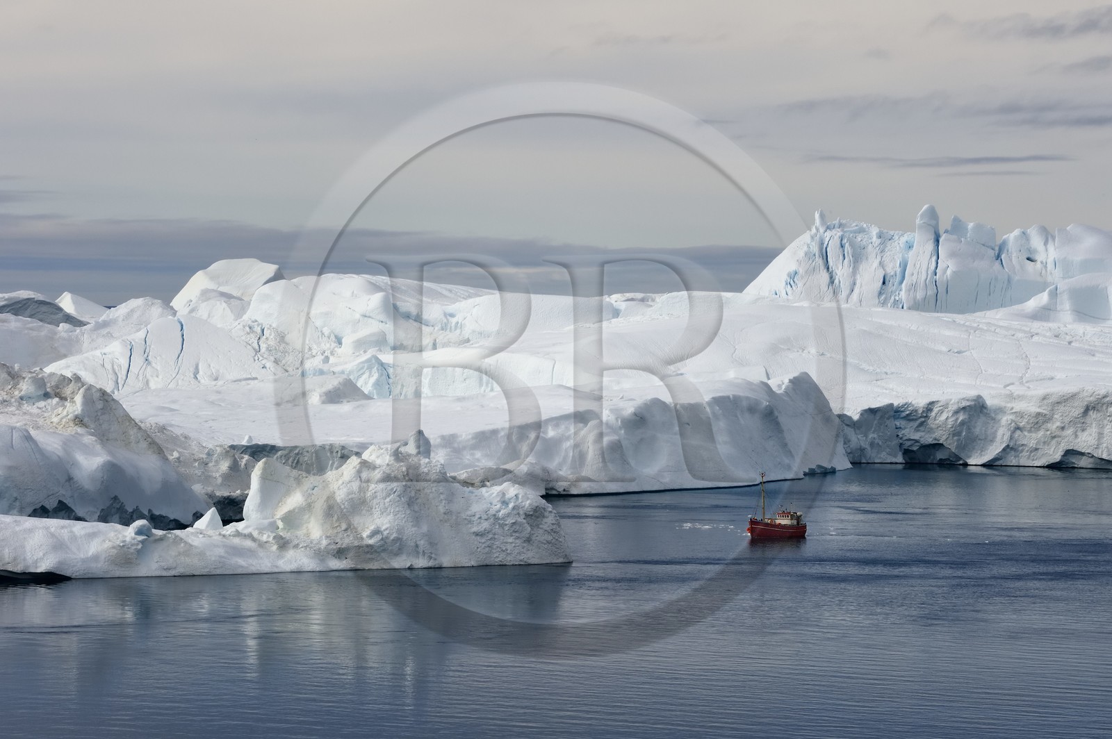 Groenland, cote ouest, baie de Disko, Ilulissat, fjord glacé classé Patrimoine Mondial de l'UNESCO qui est l’embouchure maritime du glacier Sermeq Kujalleq (Jakobshavn Glacier), bateau de pêche au pied des icebergs