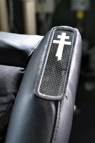 France, Var (83), Toulon, la base navale (Arsenal), porte-avions nucléaire Charles de Gaulle en rénovation de mi-vie, le siège du commandant avec la croix de Lorraine dessinée