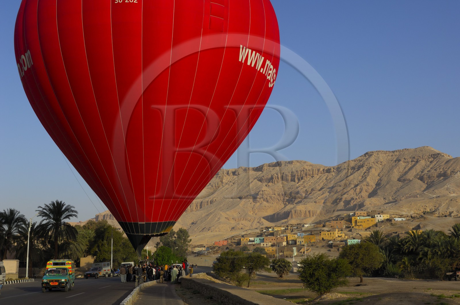 Egypte, Haute Egypte, vallée du Nil, Louxor, mongolfière survolant la rive ouest