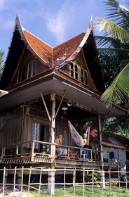 Thaïlande, Archipel îles Samui, île de Koh Pha-Ngan, couple d'anciens hippies dans leur maison à Had Rin