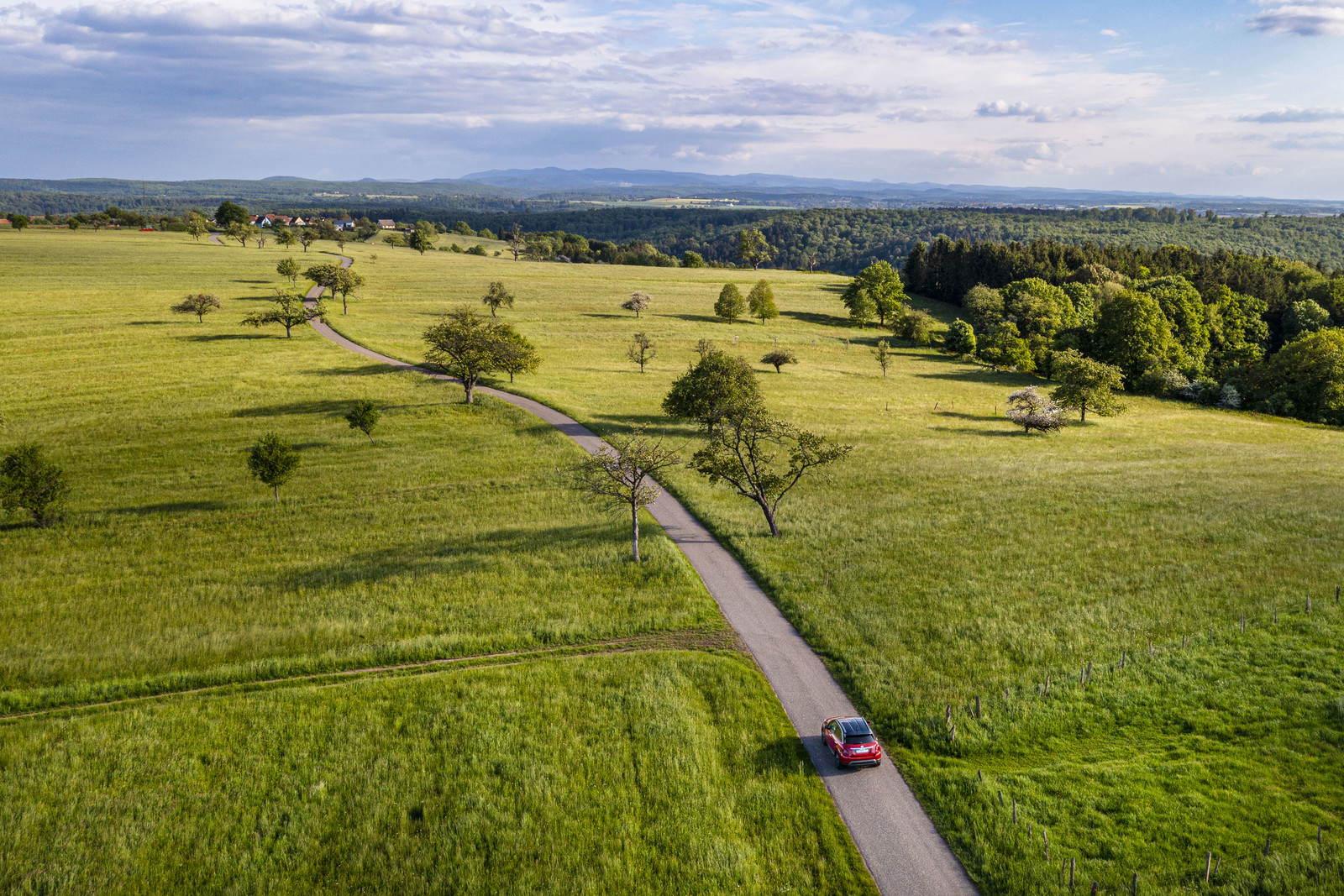 France, Bas-Rhin (67), Parc Naturel régional des Vosges du Nord, Eschbourg, la route forestière en provenance de La Petite Pierre à la sortie de la forêt, le massif des Vosges en arrière plan (vue aérienne)
