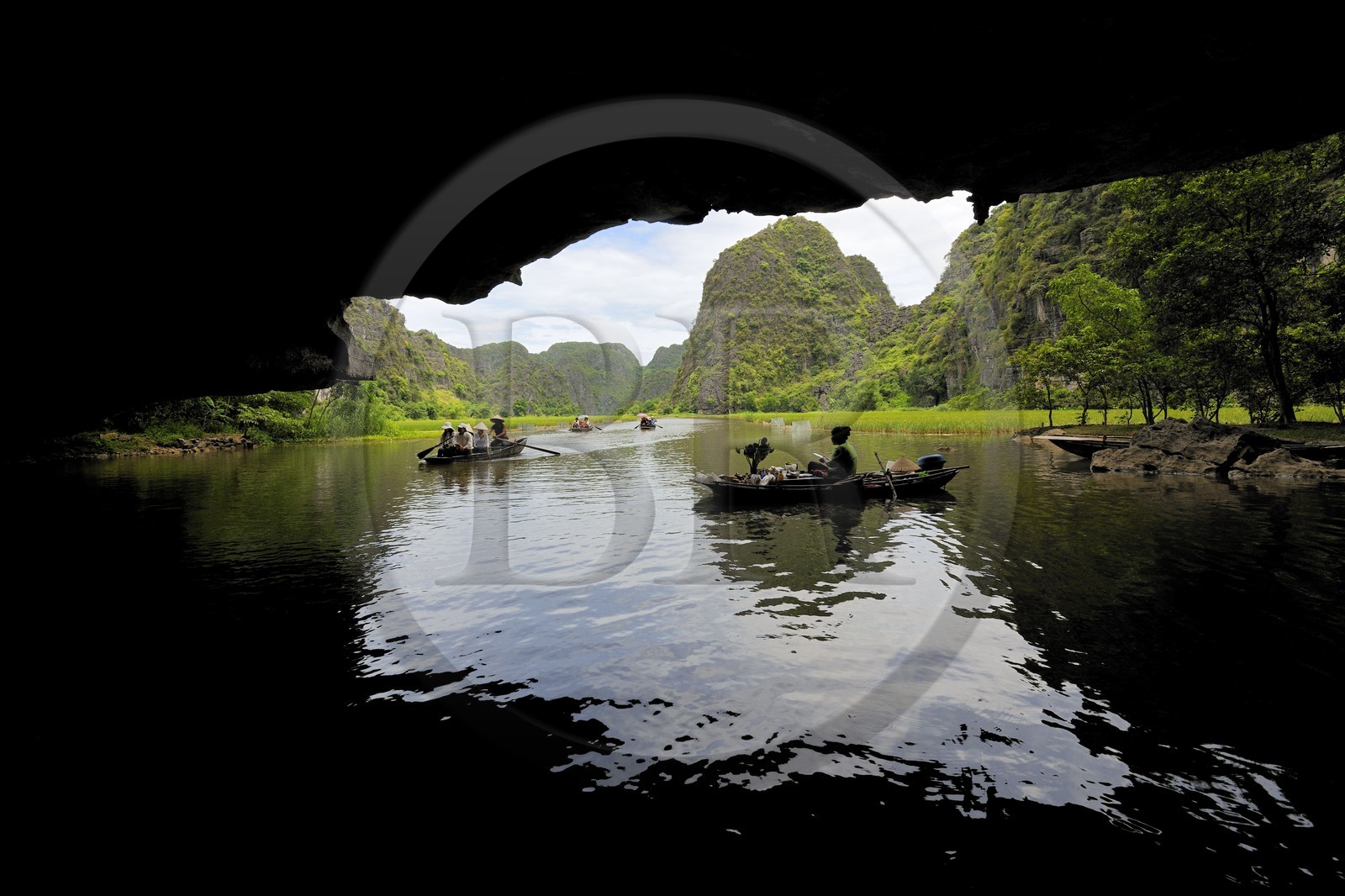 Vietnam, province de Ninh Binh, région surnommée la baie d'Halong terrestre, excursion en barque à Tam Coc entouré de paysages karstiques, passage d'une des trois grottes naturelles crées par la rivière