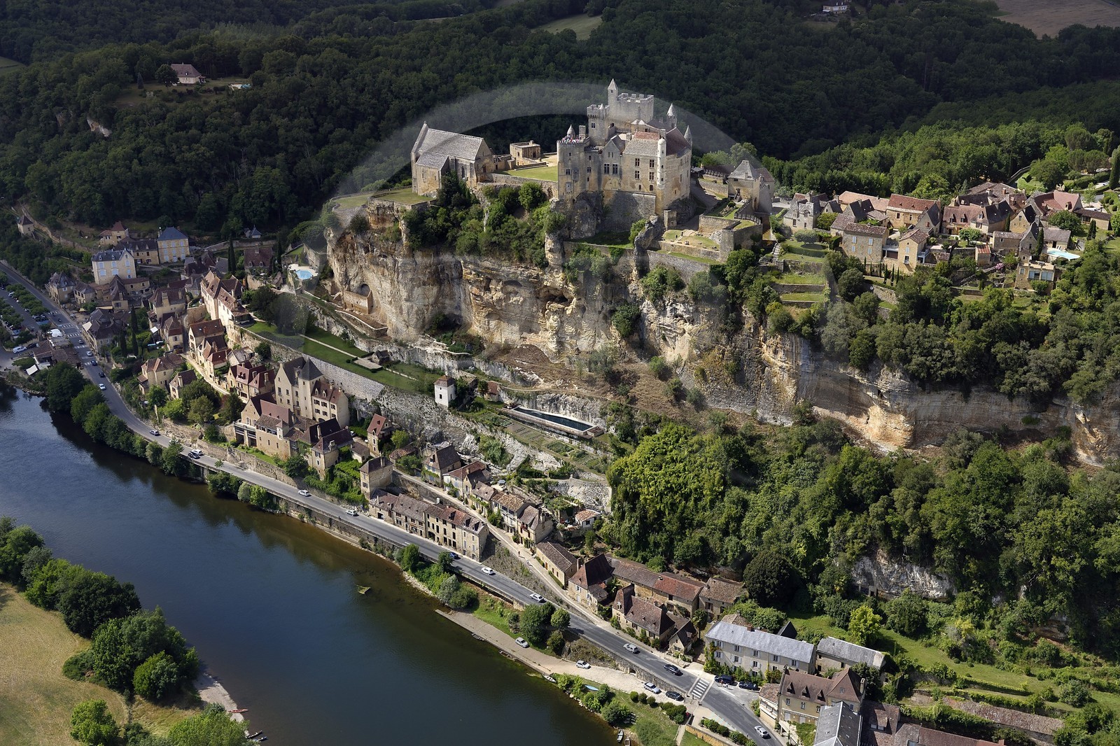 France, Dordogne (24), Périgord Noir, vallée de la Dordogne, Beynac-et-Cazenac, labellisé Les Plus Beaux Villages de France, château sur un éperon rocheux au dessus de la rivière Dordogne (vue aérienne)
