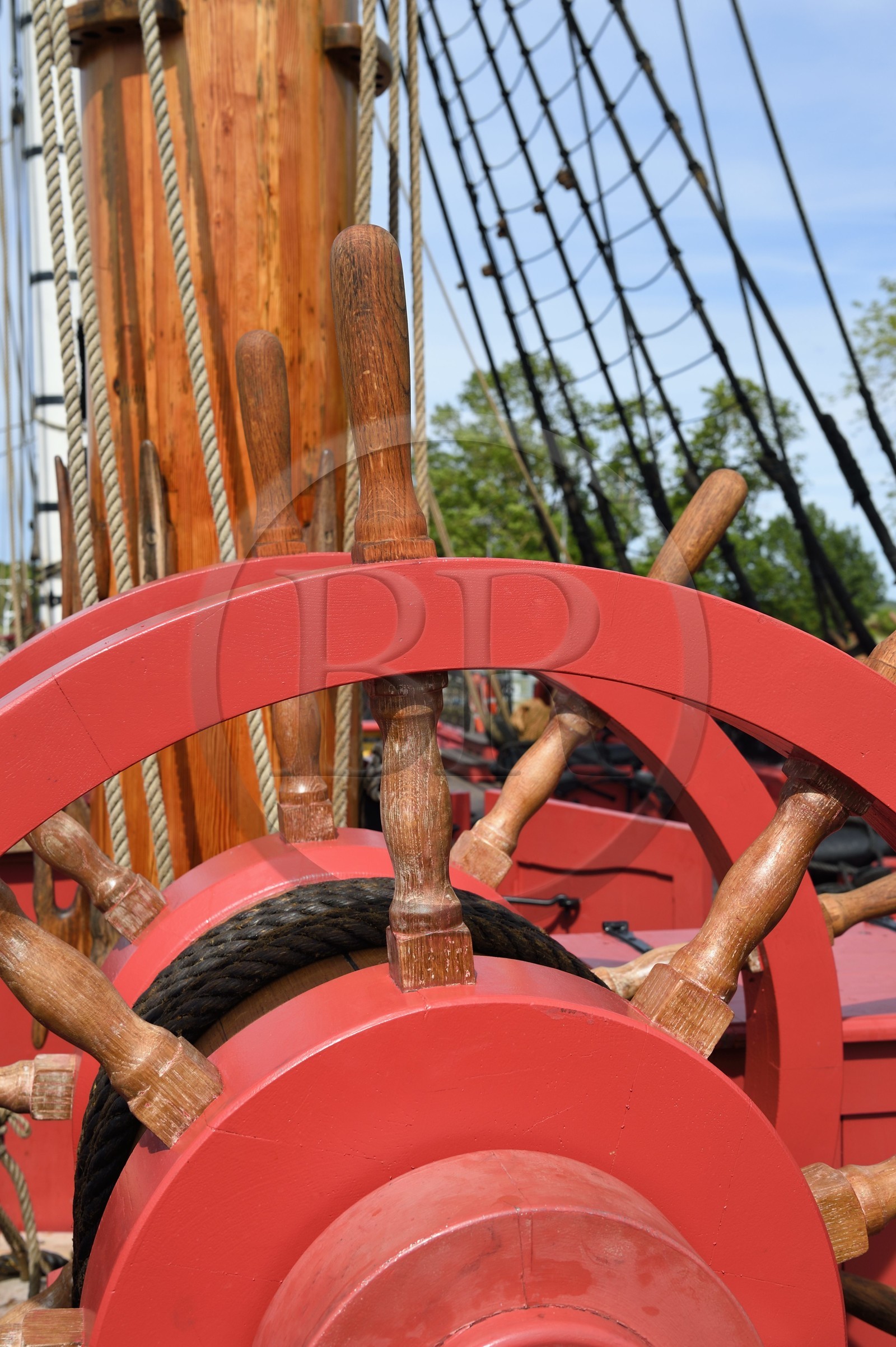 France, Charente-Maritime (17), Rochefort, Centre International de la mer dans l'ancien Arsenal maritime de Rochefort, la frégate Hermione réplique du trois-mats où le marquis de Lafayette embarqua pour l’Amérique en 1780, la barre du navire