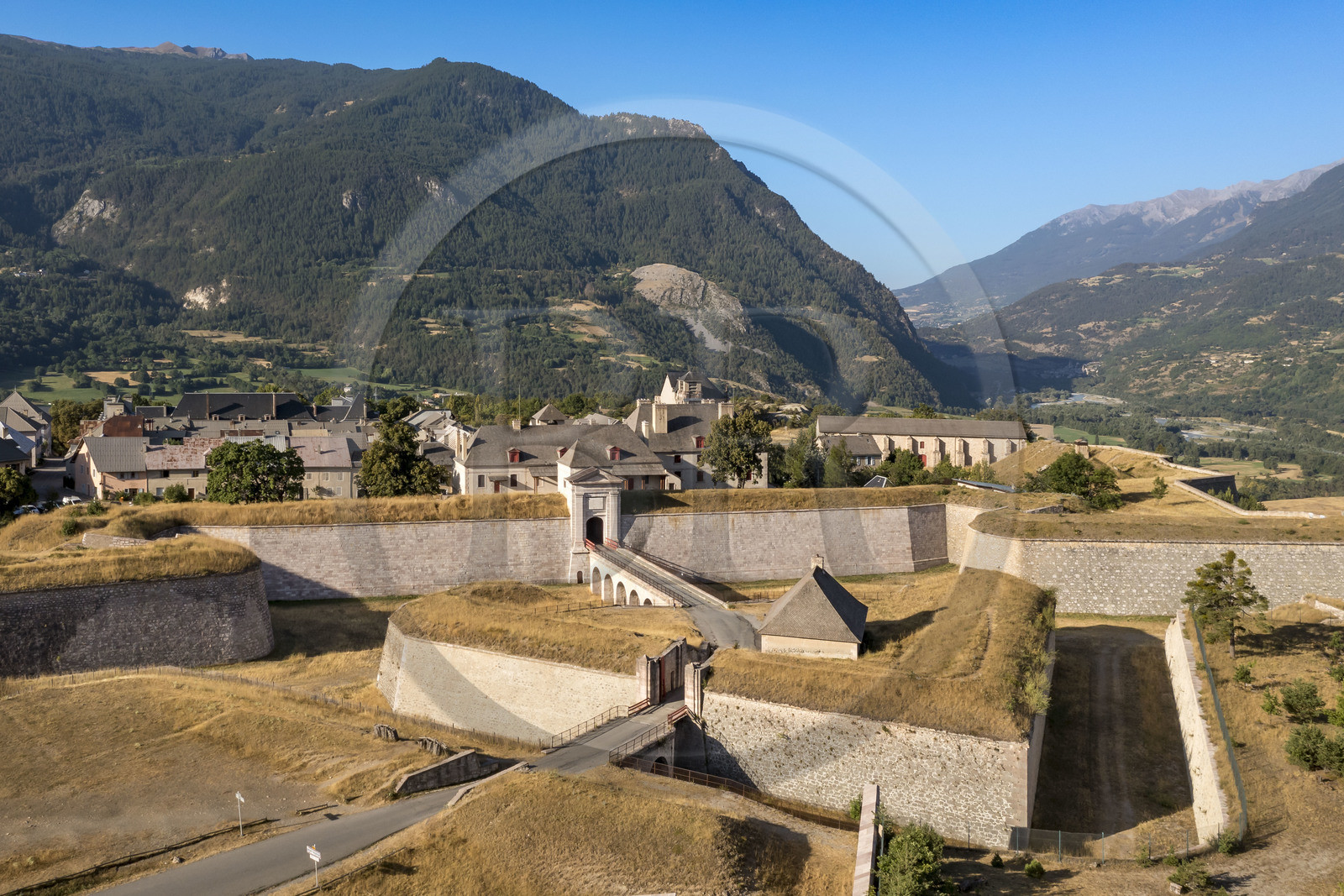 France, Hautes Alpes (05), Mont-Dauphin, citadelle édifiée par Vauban, classée Patrimoine Mondial de l'UNESCO (vue aérienne)