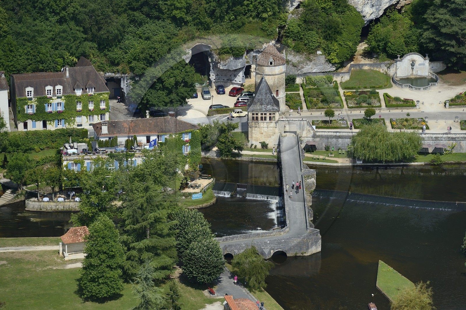 France, Dordogne (24), Brantôme, pont Coudé sur la Dronne et le Moulin de L'Abbaye, ancien moulin du XVIe siècle transformé en Hotel****-Restaurant de charme, à doite le jardin Médicis (vue aérienne)