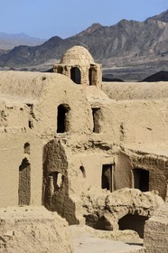 Iran, Province de Yazd, en bordure du désert du Dasht-e Kavir, le vieux village de Kharanaq avec ses maisons en briques de terre crue (adobe) surplombant la vallée Andjir, la coupole au sommet est le temple du feu des zoroastriens