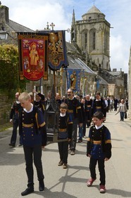 France, Finistère (29), Locronan, labellisé Les Plus Beaux Villages de France, procession de la petite Troménie, en arrière plan l'église Saint Ronan