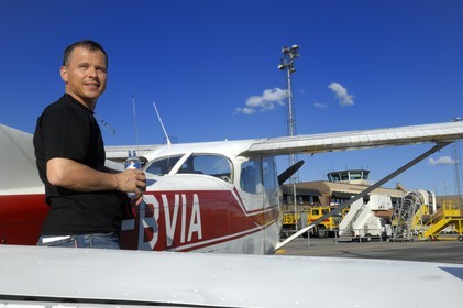 Suède, Comté de Västerbotten, aéroport d'Umea, le pilote Walter Heinzl devant son cessna 172 (avion)