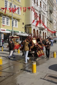 Turquie, Istanbul, quartier de Beyoglu, transport de chaises dans la grande artère Istiklal Caddesi de la ville européenne