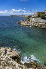 France, Bouches-du-Rhône (13), Marseille, quartier d'Endoume, la plage de roches blanches du Petit Nice allant de l'anse de la Fausse-monnaie à l'anse de Maldormé, le petit fort de l'Ile Degaby et l'Archipel des îles du Frioul en arrière plan