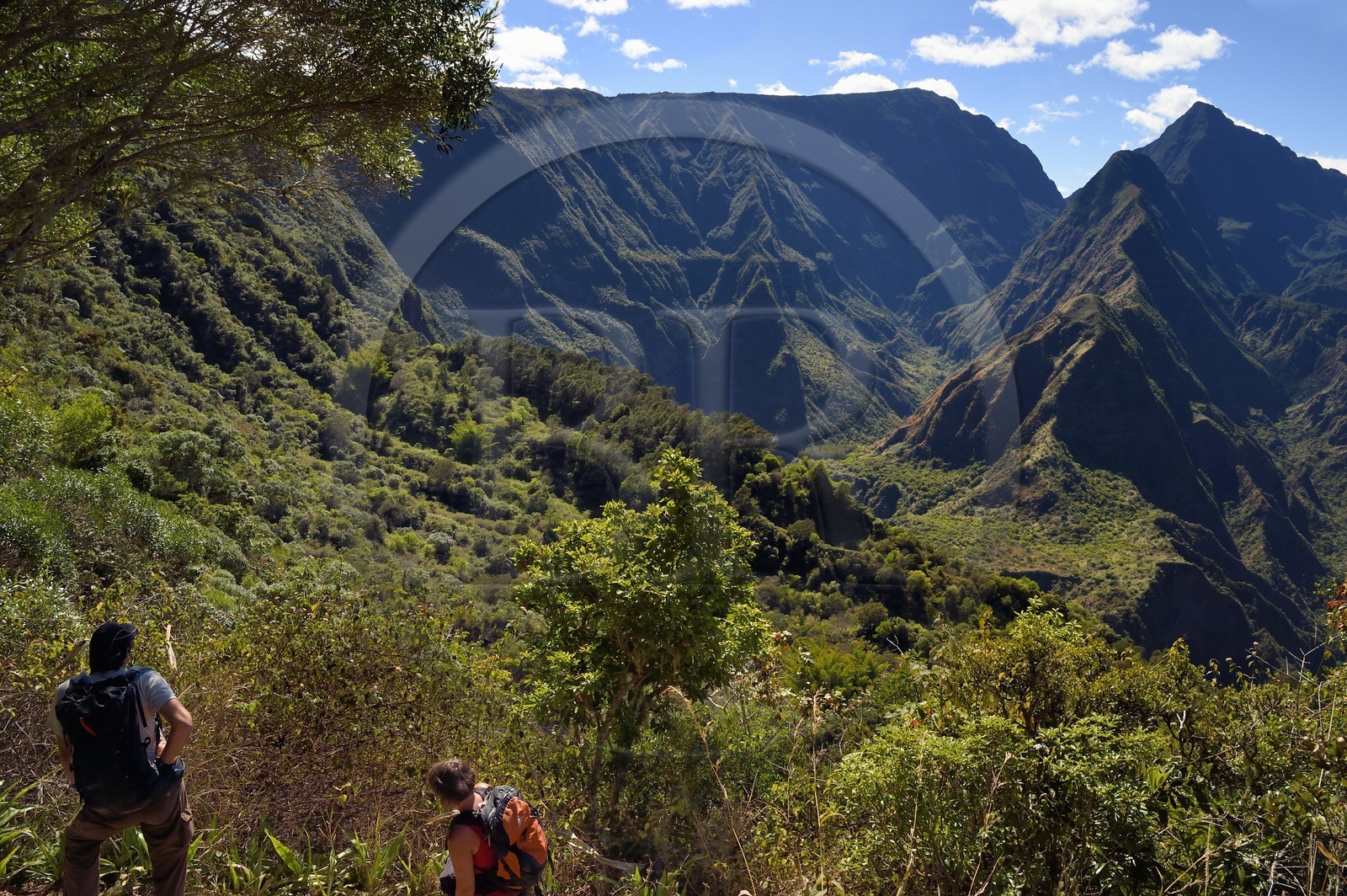 France, Ile de la Reunion, Parc National de la Réunion classé Patrimoine Mondial de l'UNESCO, La Possession, vers le village de Dos d'Ane, randonnée de la Roche Bouteille, randonneurs sur le sentier Cap Noir et le Cirque de Mafate