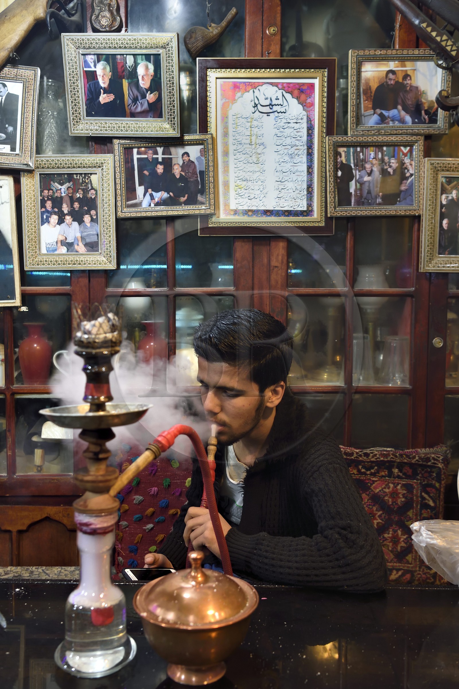 Iran, province d'Ispahan, Ispahan, la maison de thé et restaurant Chai Khaneh Azadegan, homme fumant la pipe à eau