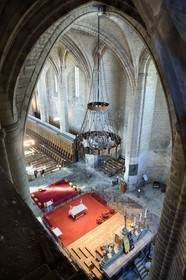 France, Haute-Loire (43), Parc naturel régional Livradois-Forez, abbaye de La Chaise-Dieu, l’église abbatiale Saint-Robert, le maitre autel dans le choeur des moines vu depuis une ouverture dans la tour Clémentine