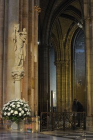 France, Paris (75), île de la Cité, la cathédrale Notre-Dame, le choeur, la Vierge à l’Enfant priée sous le vocable de « Notre Dame de Paris »