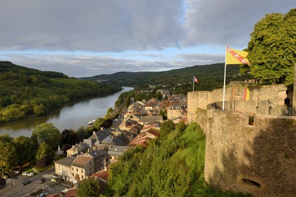 France, Moselle (57), vallée de la Moselle, Sierck-les-Bains en bordure de la Moselle surplombé par le chateau des Ducs de Lorraine du XIIe siècle