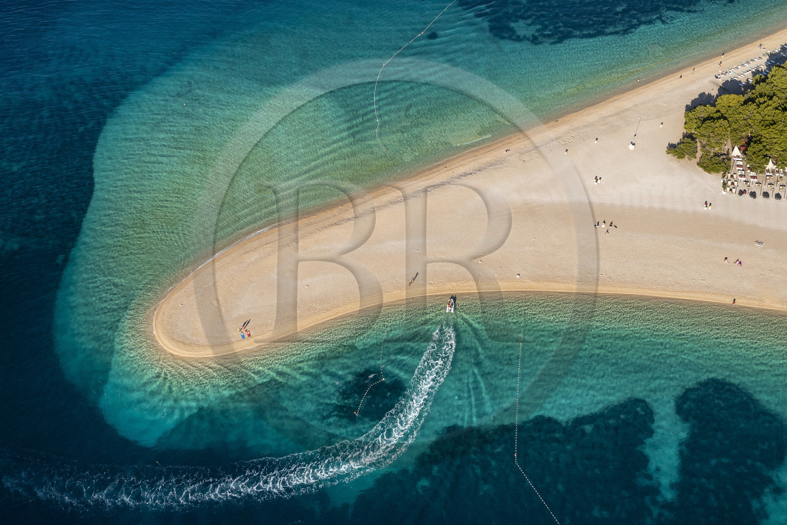 Croatie, Dalmatie, cote dalmate, Ile de Brac, Bol, la plage de Zlatni Rat ou Corne d'or (vue aérienne)