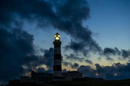 France, Finistère (29), Mer d'Iroise, Ile d'Ouessant, le phare du Créac’h éclairant la nuit