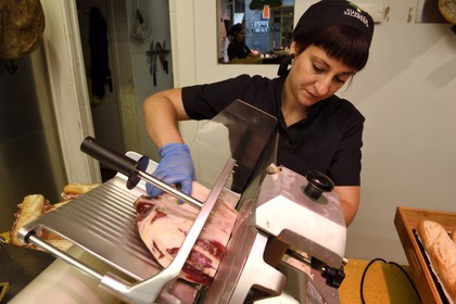 Espagne, Pays basque espagnol, Biscaye, Bilbao, magasin Viandas de Salamanca spécialisé dans le jambon