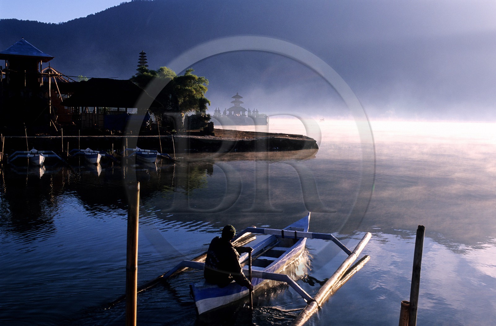 Indonésie, Bali, barque de pêcheur sur le lac Bratan devant le temple Pura Ulun Danu