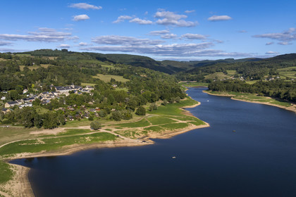 France, Nièvre (58), Parc naturel régional du Morvan, Chaumard, lac de Pannecière et le village de Chaumard en bordure du lac  (vue aérienne)