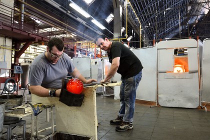 France, Moselle (57), Saint-Louis-les-Bitche, la Cristallerie Saint-Louis, façonnage du verre chaud, souffleur qui s'aide d'une mailloche en bois pour arrondir le cristal et faire une boule régulière
