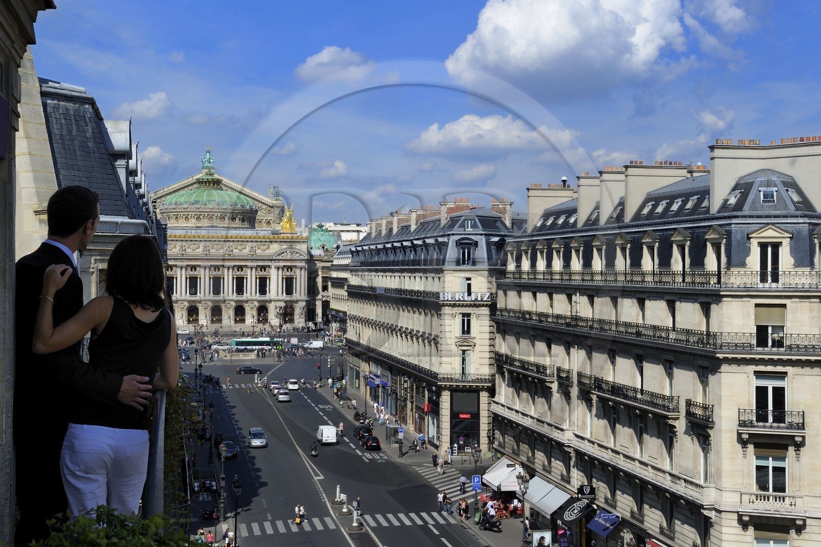 France, Paris (75), avenue de l'Opéra, couple d'amoureux sur le balcon d'une suite de l'hôtel Edouard 7 avec l'Opéra Garnier (1875) en arrière-plan