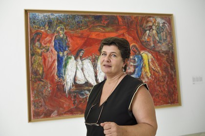 France, Alpes-Maritimes (06), Nice, musée national Marc Chagall de l'architecte André Hermant et créé à l'initiative d'André Malraux, salle de la série de peintures du Message Biblique, Anne Dopffer, directrice des musées nationaux des Alpes-Maritimes devant Abraham Et Les Trois Anges (1960-1966)