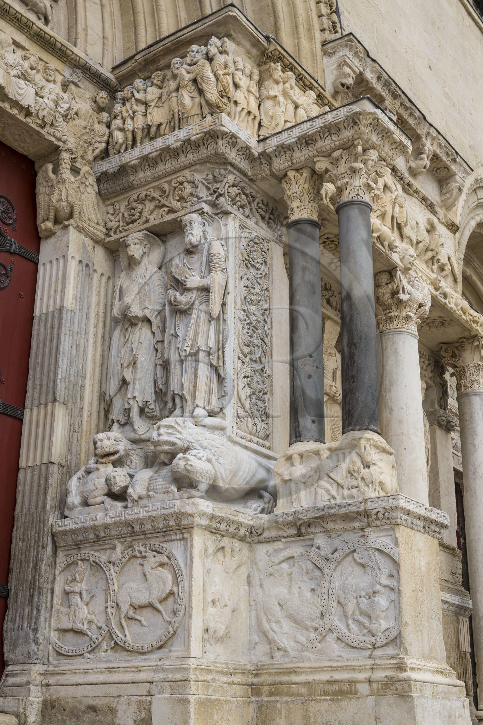 France, Gard (30), Saint-Gilles du Gard, église abbatiale de Saint-Gilles du XIIème-XIIIème siècle, classée Patrimoine Mondial de l'UNESCO au titre des chemins de Saint-Jacques de Compostelle en France, sculptures de la facade orientale de style art roman provencal, chapiteau corinthien, statue représentant Saint-Pierre à gauche
