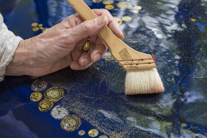 France, Hauts-de-Seine (92), Colombes, oeuvres de l'artiste et laqueur Isabelle Emmerique dans son atelier