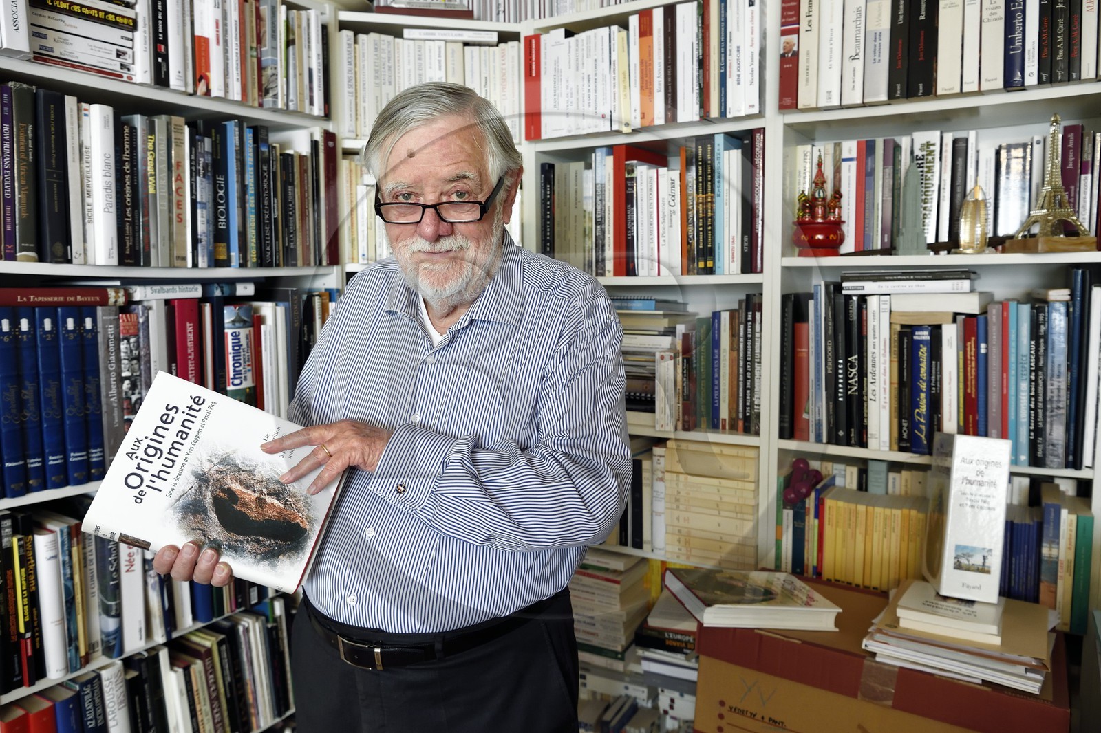 France, Paris (75), le paléontologue et paléoanthropologue Yves Coppens, professeur émérite au Collège de France, au bureau de son domicile parisien