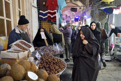 Iran, province d'Ispahan, Ispahan, Bazar-e Bozorg (Grand Bazar), immense bazar couvert qui remonte à près de 1300 ans, étal de fruits secs