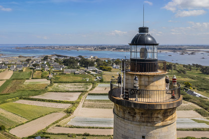 France, Finistère (29), Iles du Ponant, Ile de Batz, le phare mis en service en 1836 surplombe les champs de l'Ile (vue aérienne)