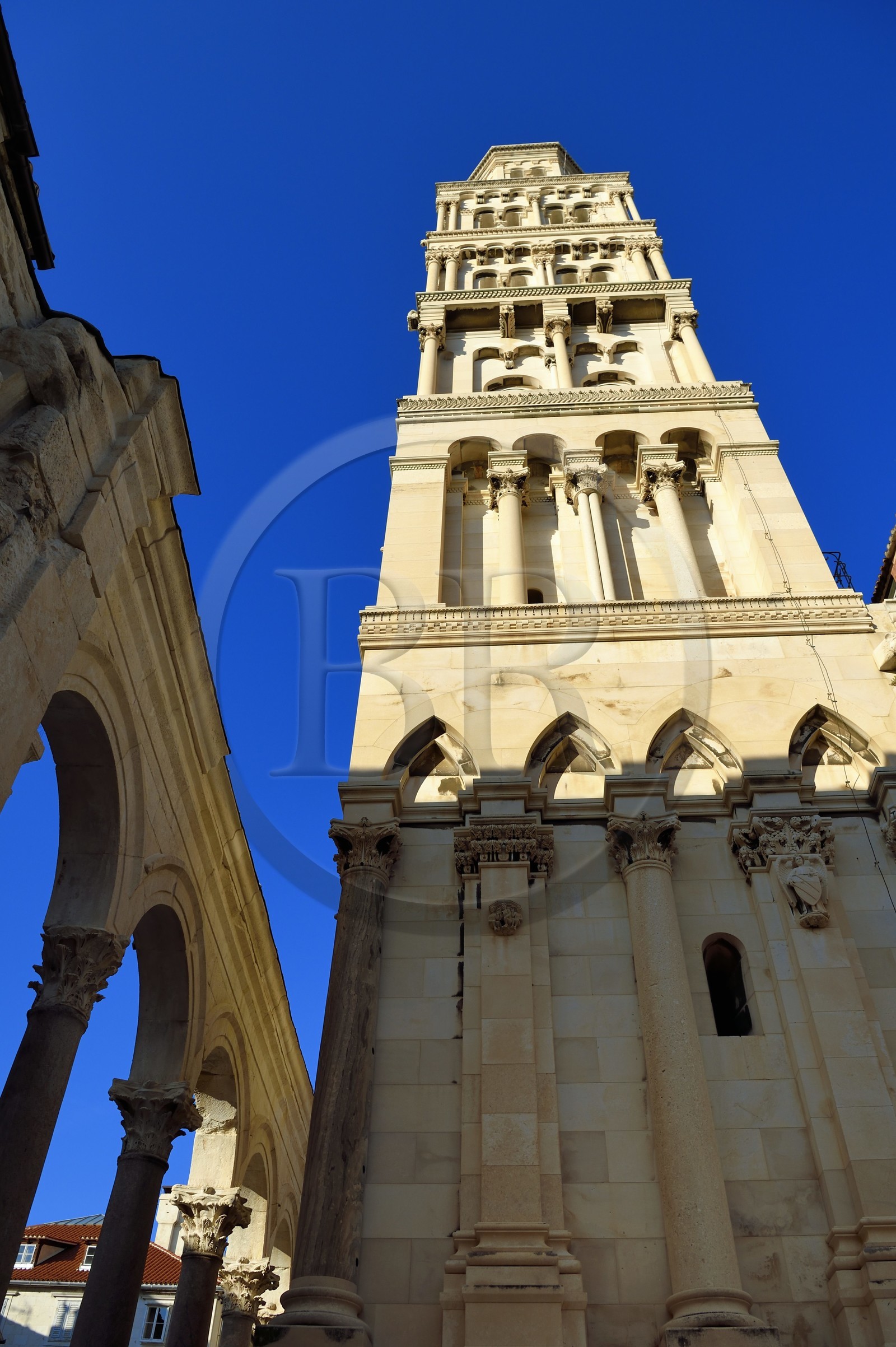 Croatie, Dalmatie, cote dalmate, Split, vieille ville romaine classée Patrimoine Mondial de l'UNESCO, palais de Dioclétien, la tour de la cathédrale Saint-Domnius construite sur l'ancien mausolée de l'empereur romain Dioclétien
