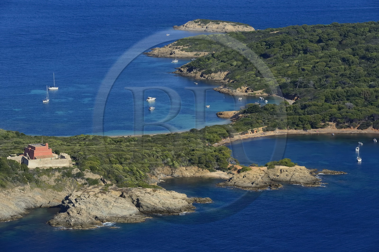 France, Var (83), Iles d'Hyères, parc national de Port Cros, Ile de Porquerolles, le Fort du Grand Langoustier à gauche et la crique du Mas du Langoustier à droite (vue aérienne)