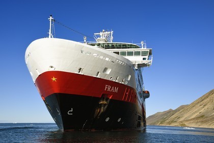 Groenland, cote Nord-Ouest, Murchison sound au nord de la baie de Baffin, Siorapaluk, village le plus septentrional du Groenland, le bateau de croisière MS Fram de la compagnie Hurtigruten au mouillage