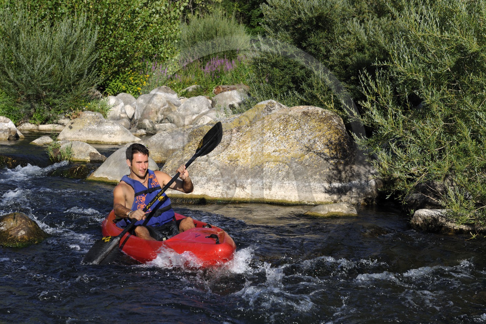 France, Hérault (34), vallée de l' Orb, descente en canoë-kayak de la rivière Orb au moulin de Travassac à Mons la Trivalle, Sylvain Cathala de Ateliers Rivière Randonnées
