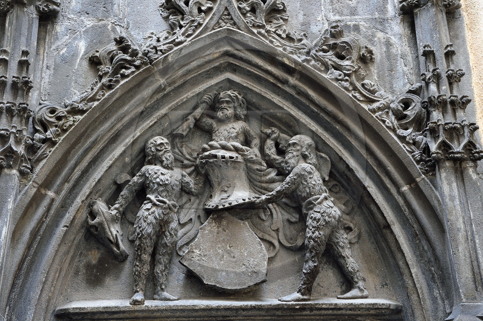 France, Puy de Dome, Clermont Ferrand, Hotel particulier Savaron (mansion) rue des Chaussetiers, escalier dans la cour intérieure, écu du propriétaire Savaron