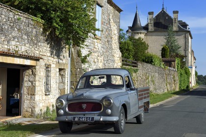 France, Dordogne (24), Périgord Pourpre, Monpazier, labellisé Les Plus Beaux Villages de France, Peugeot 403 pick-up