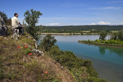 France, Bouches-du-Rhône (13), Saint-Paul-lez-Durance, la confluence du Verdon (eaux bleues) et de la Durance (eaux brunes) sur les terres du Chateau de Cadarache France, Bouches-du-Rhone, Saint-Paul-lez-Durance, the confluence of the Verdon (blue waters) and the Durance (brown waters) at the Chateau de Cadarache