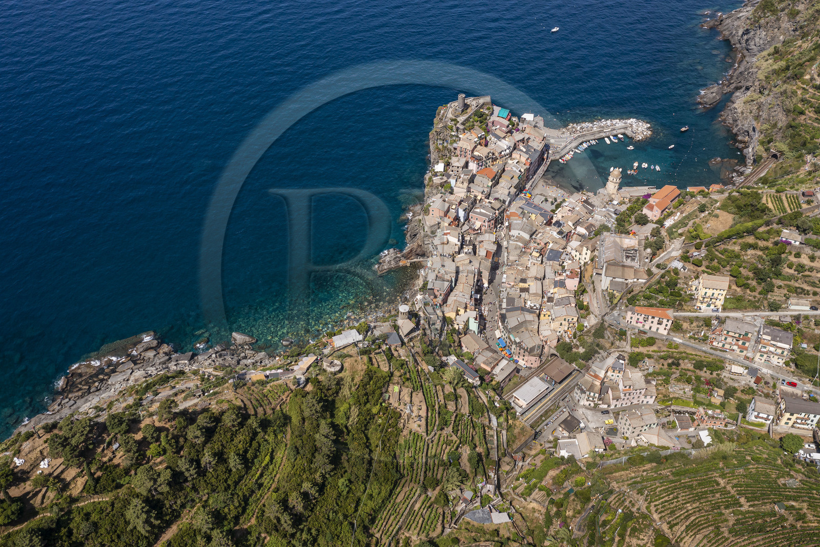 Italie, Ligurie, Cinque Terre, parc national des Cinque Terre classé Patrimoine Mondial de l'UNESCO, village de Vernazza et son port (vue aérienne)