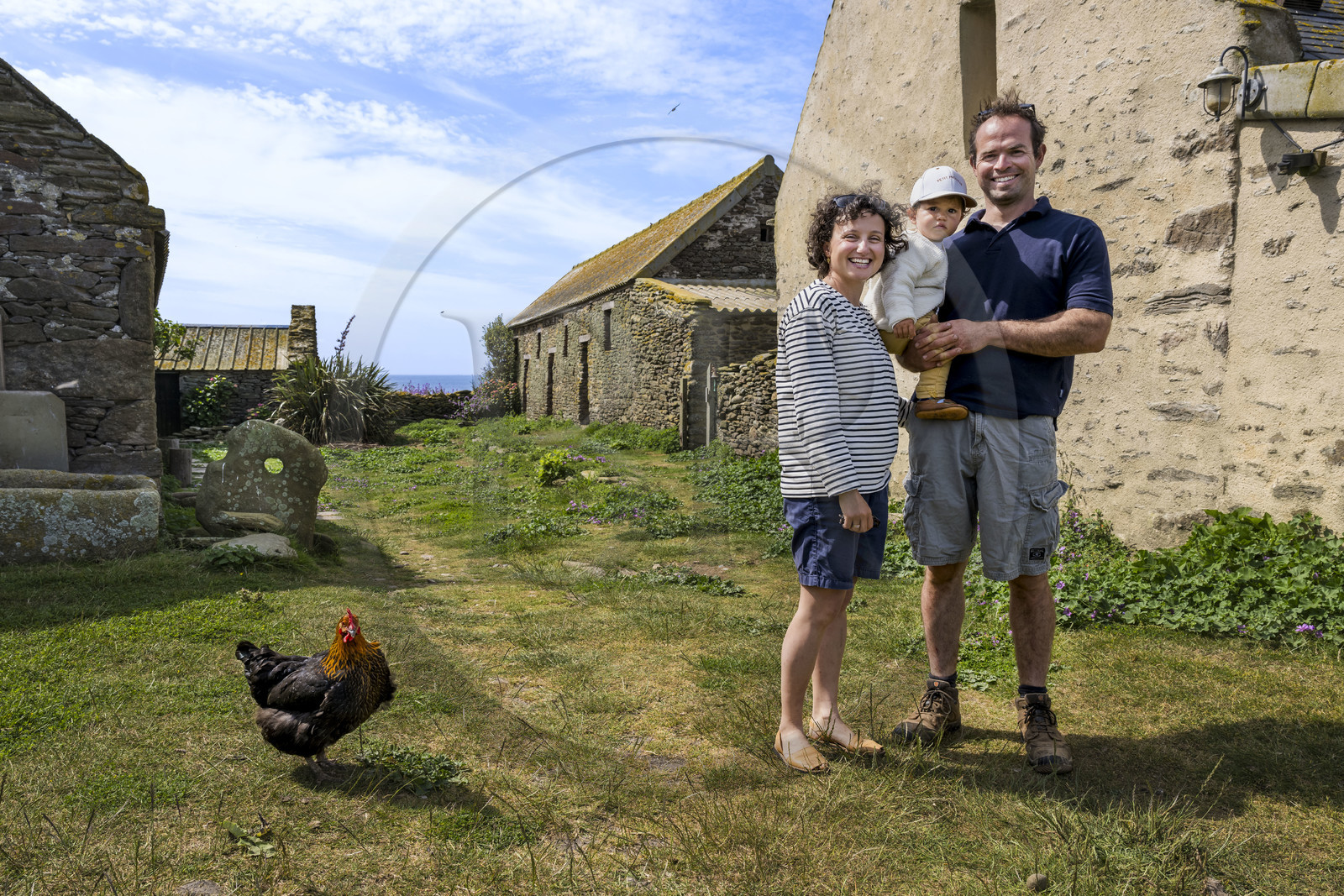 France, Finistère (29), Mer d'Iroise, archipel de Molène, Ile de Quéménès, ferme de Quéménès bio et autonome en énergie, les agriculteurs Amélie Goossens et Etienne Menguy