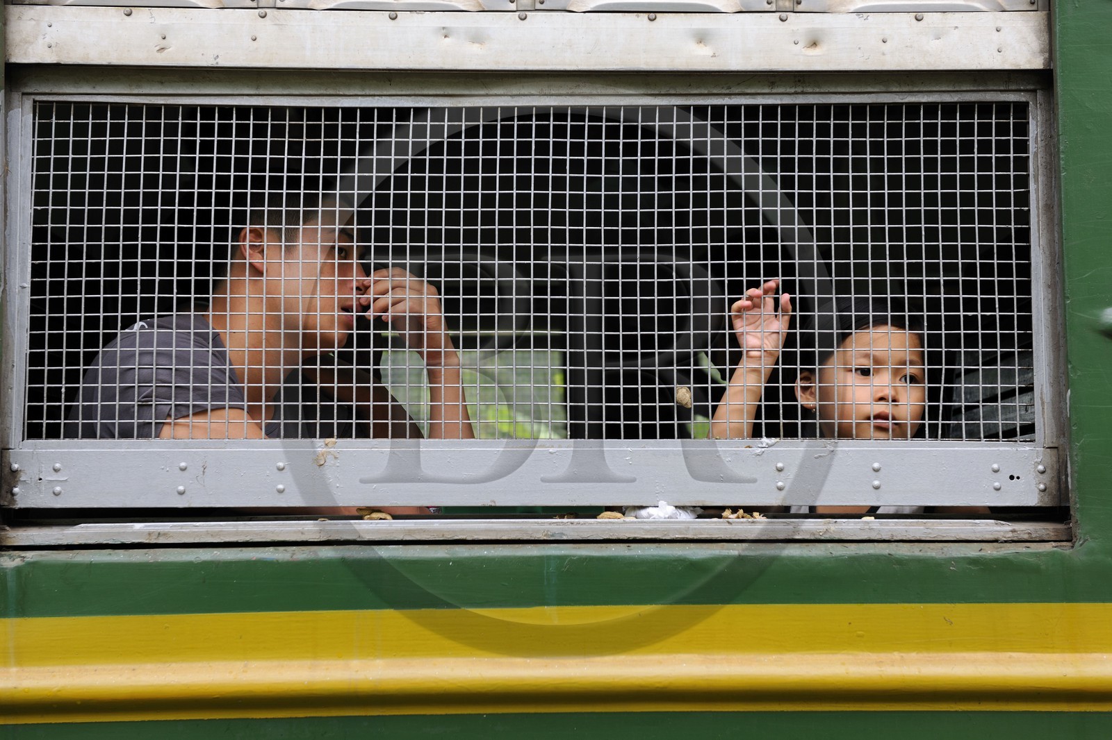 Vietnam, train de jour de Lao Cai à Hanoï, classe assis dur non climatisé, les grillages sont là pour protéger les passagers des éventuels lancer de pierres par des enfants