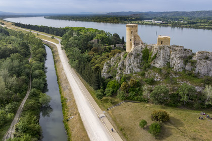 France, Vaucluse, Chateauneuf du Pape, the castle of L'Hers (10th century) on the banks of the Rhone river dominates the Via Rhona cycle route (aerial view)